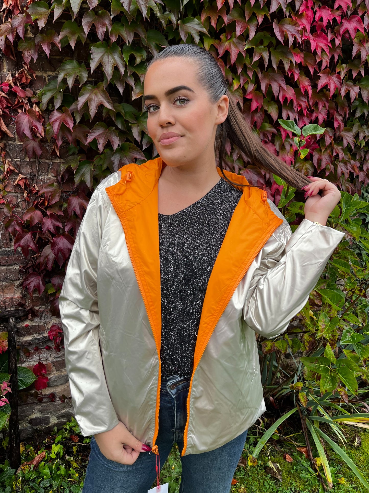 Imperméable orange et or