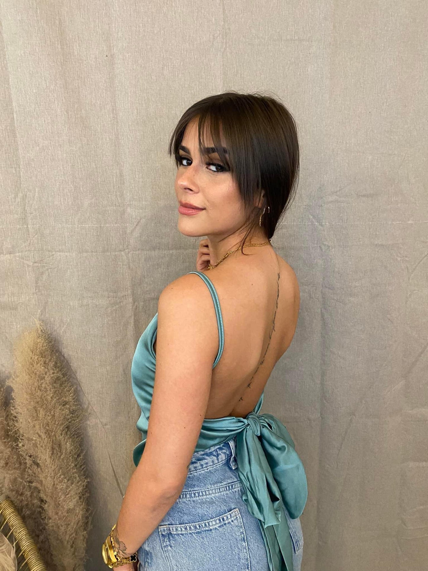 Le top dos nu Lina
